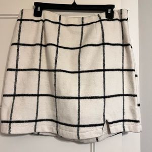 17” across waist, laying flat and 18” long from top of the skirt to the bottom